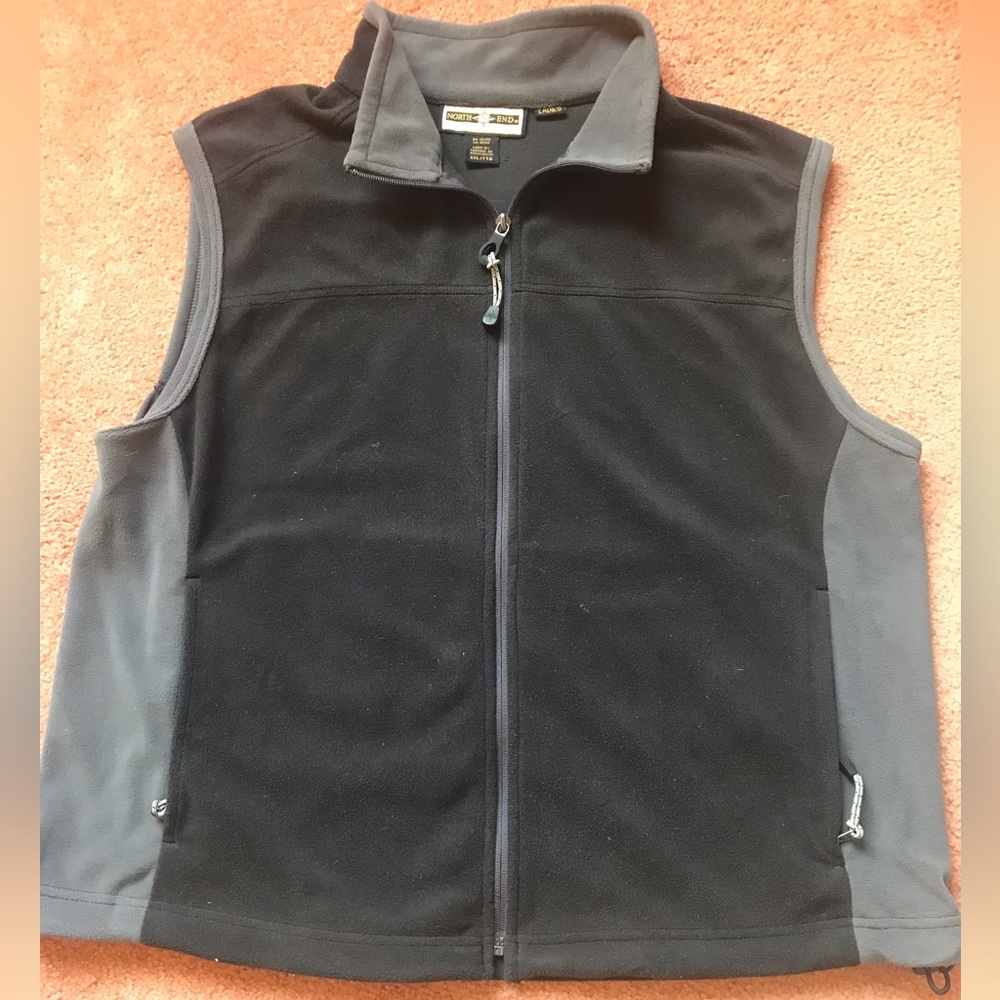 New North End sleeveless casual vest. Gray, zippered side pockets